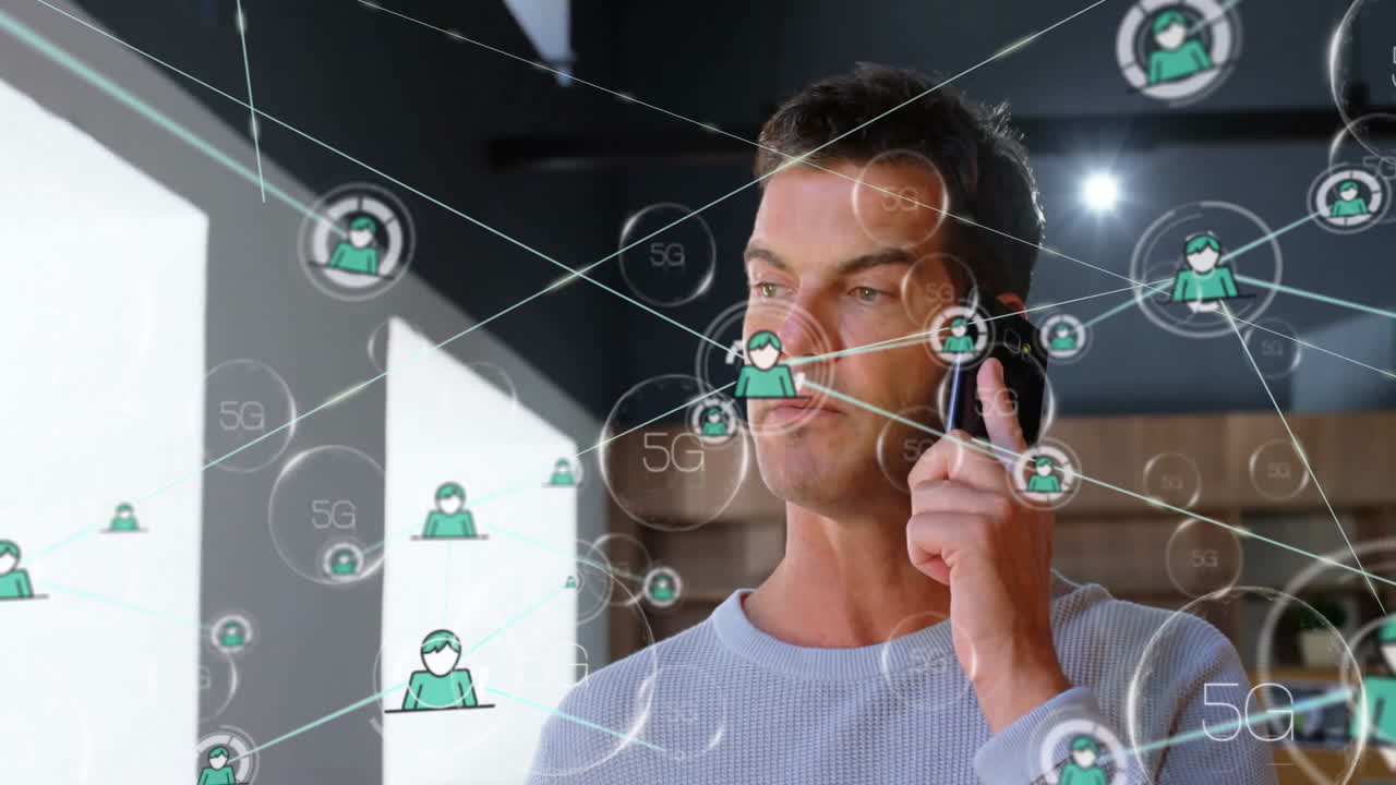 animación de la red de conexiones con las personas iconos sobre empresario caucásico usando teléfono inteligente