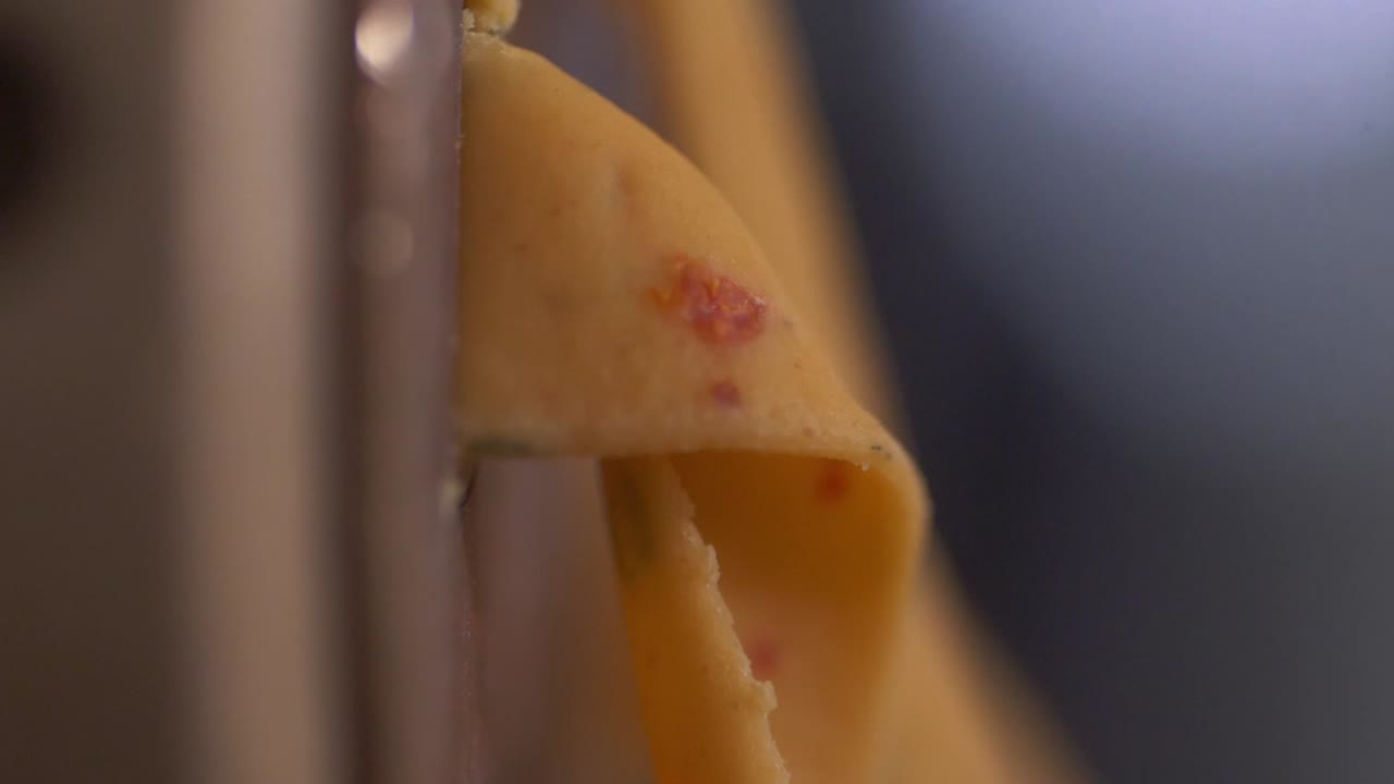 máquina de pasta mientras se extrude la pasta