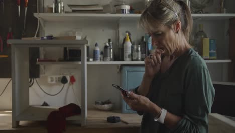 mujer haciendo bricolaje en casa