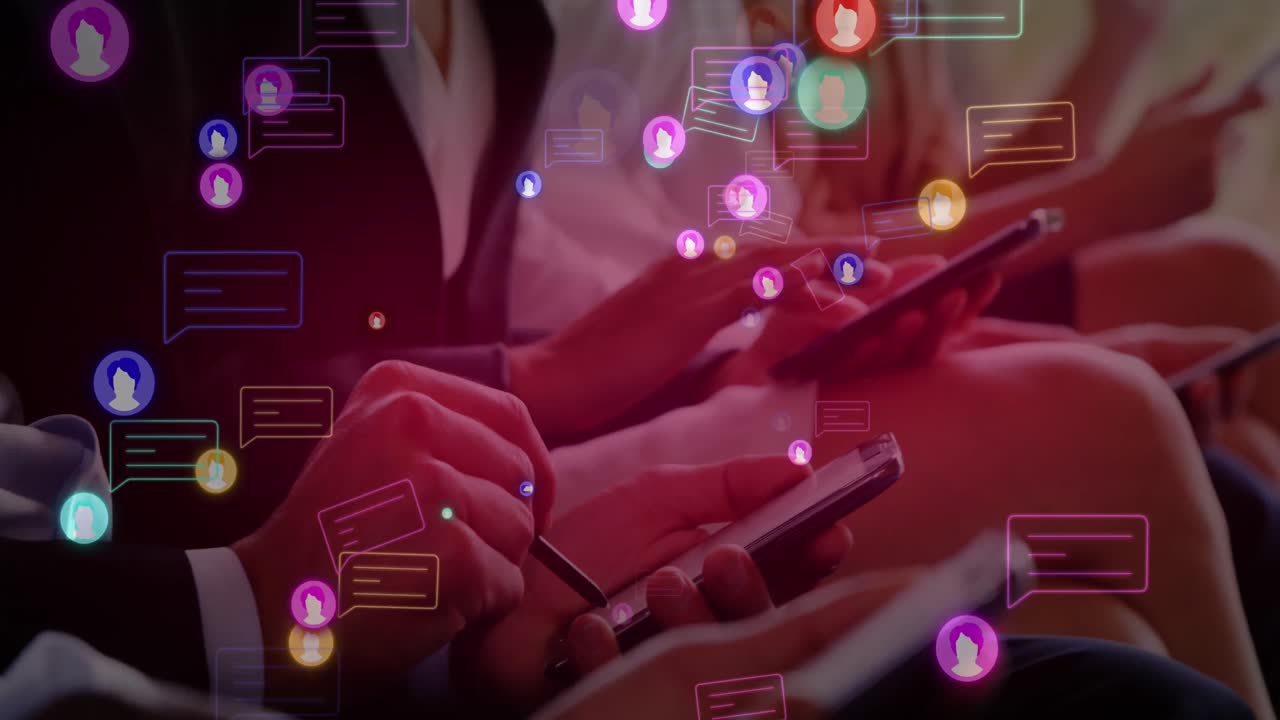 animación de iconos de redes sociales con burbujas de habla sobre diversas personas que usan teléfonos inteligentes.