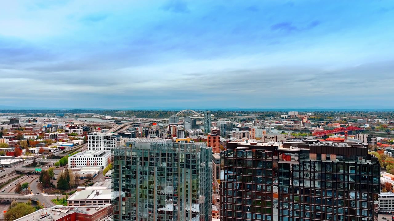 Scendendo sopra il paesaggio di Portland, Oregon, USA. Cielo coperto sopra il panorama della metropoli di sera.