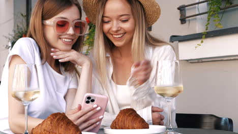 two friends enjoying a cafe brunch