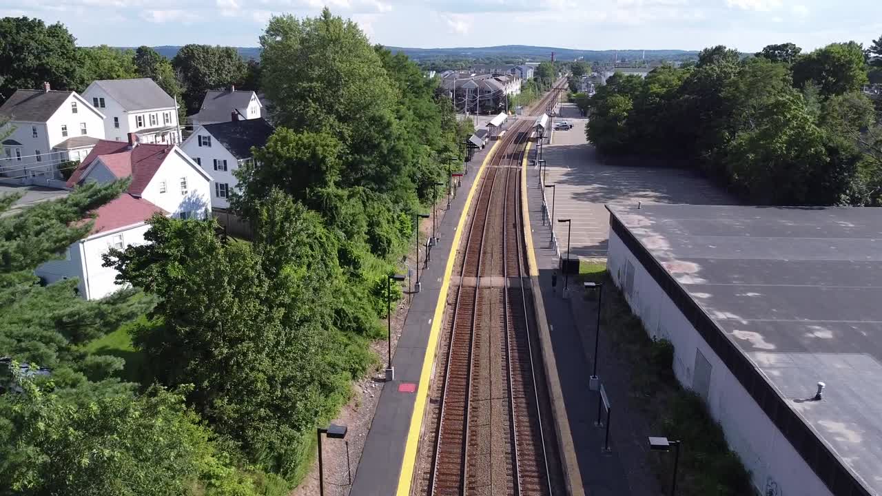 acercándose a una estación de trenes de cercanías mbta en norwood, massachusetts