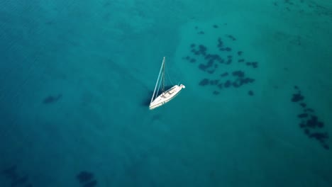 Vista-De-Un-Velero-En-Grecia