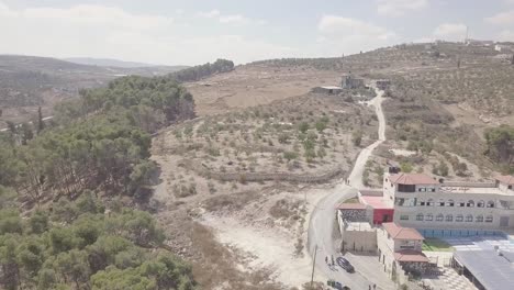 vista aérea de un edificio con una piscina seca en arraba palestina.