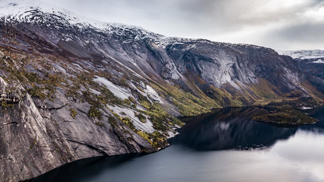 Montagne che si ergono dalle acque scure, calme e specchiate del lago Andkjelvatnet