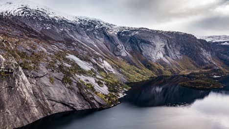 Berge,-Die-Sich-Aus-Dem-Dunklen,-Ruhigen,-Spiegelglatten-Wasser-Des-Andkjelvatnet-Sees-Erheben