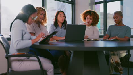 Equipo-De-Mujeres-Programadoras-De-Computadoras-Portátiles,-De-Investigación-O-De-Inicio