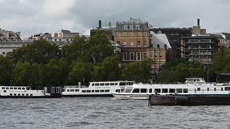 Barco-Navegando-Por-Las-Bodas-De-Oro-En-El-Támesis,-Londres,-Reino-Unido