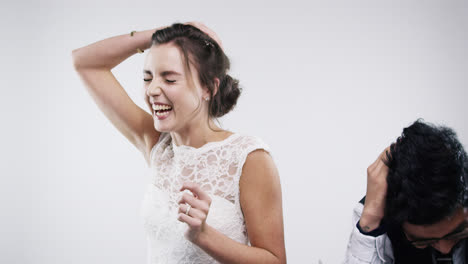 pareja casada bailando en cámara lenta serie de fotos de bodas de boda