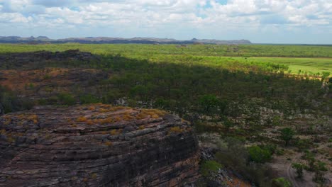 Excursionista-En-La-Cima-De-Formaciones-Rocosas-En-Ubirr-En-El-Parque-Nacional-Kakadu,-Territorio-Del-Norte,-Australia