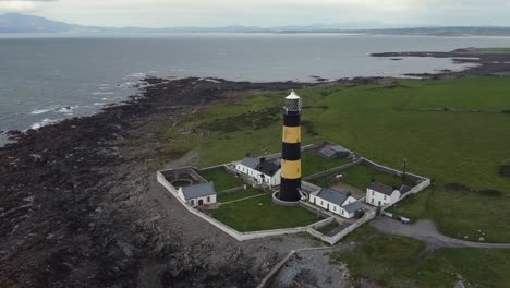 luchtfoto van st john&#39;s point vuurtoren op een bewolkte dag, county down, noord-ierland