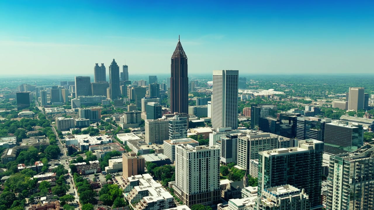 Ripresa aerea con drone dello skyline del centro di Atlanta, Georgia, che ruota da destra a sinistra.