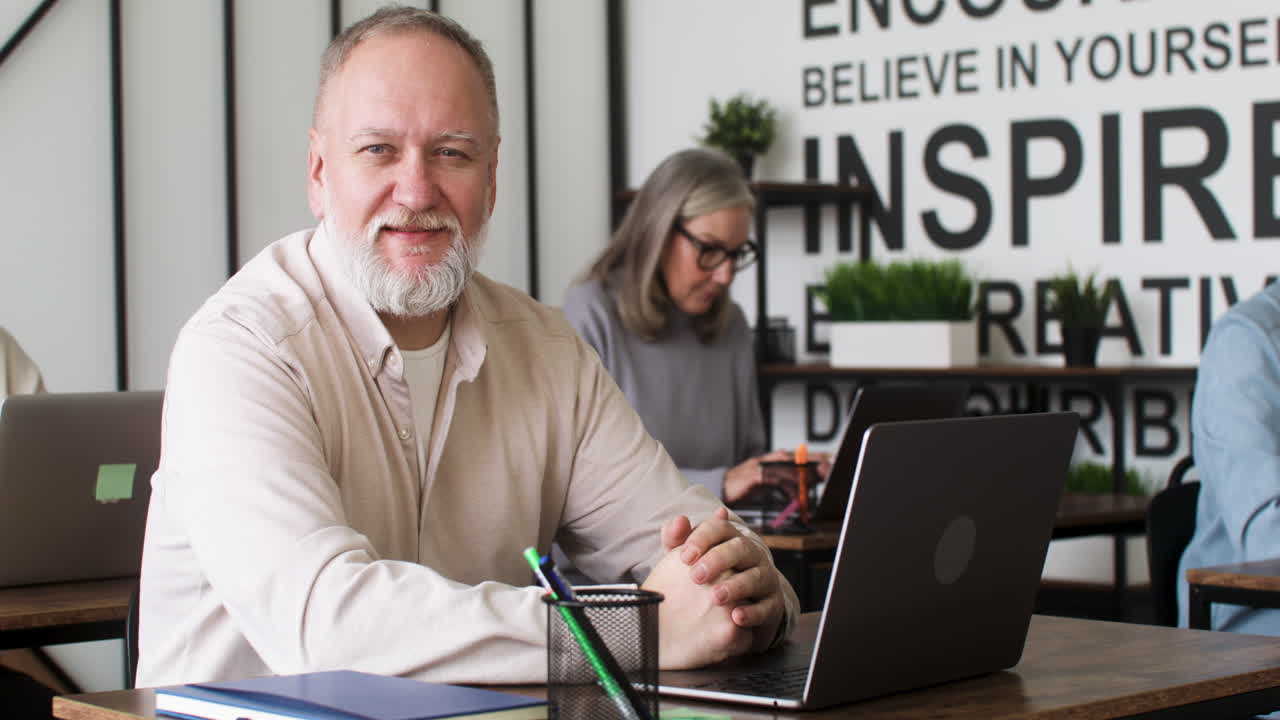 estudiantes adultos en el aula
