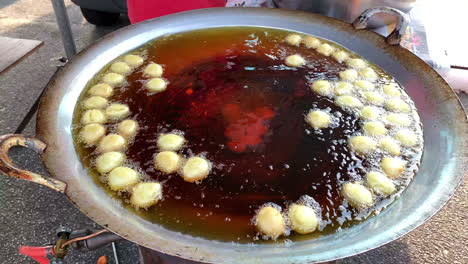 Fischpaste-Verwandelt-Sich-In-Eine-Runde-Kugel,-Die-Fischbällchen-Genannt-Wird