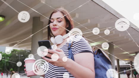 animación de la red de conexiones con iconos sobre mujer caucásica con teléfono inteligente