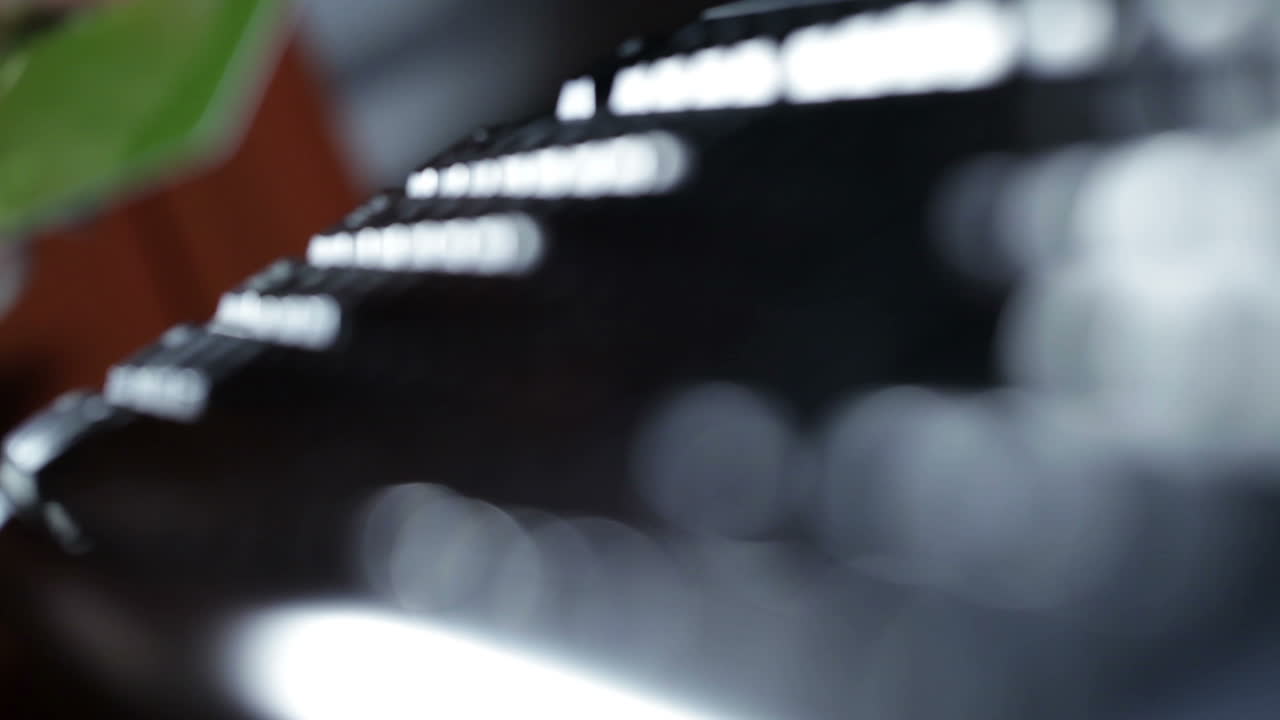 con una tarjeta de crédito y escribiendo