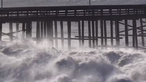 Grandes-Olas-Rompen-En-Una-Playa-Y-Un-Muelle-De-California-Durante-Una-Tormenta-Muy-Grande