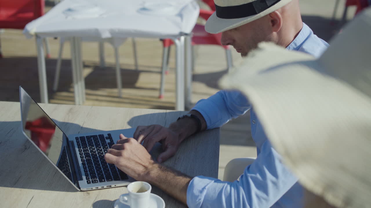 joven usando una computadora portátil al aire libre