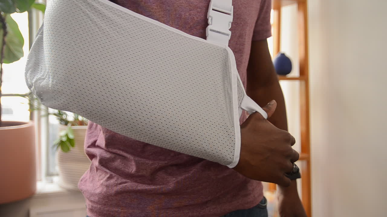 primer plano del brazo en cabestrillo