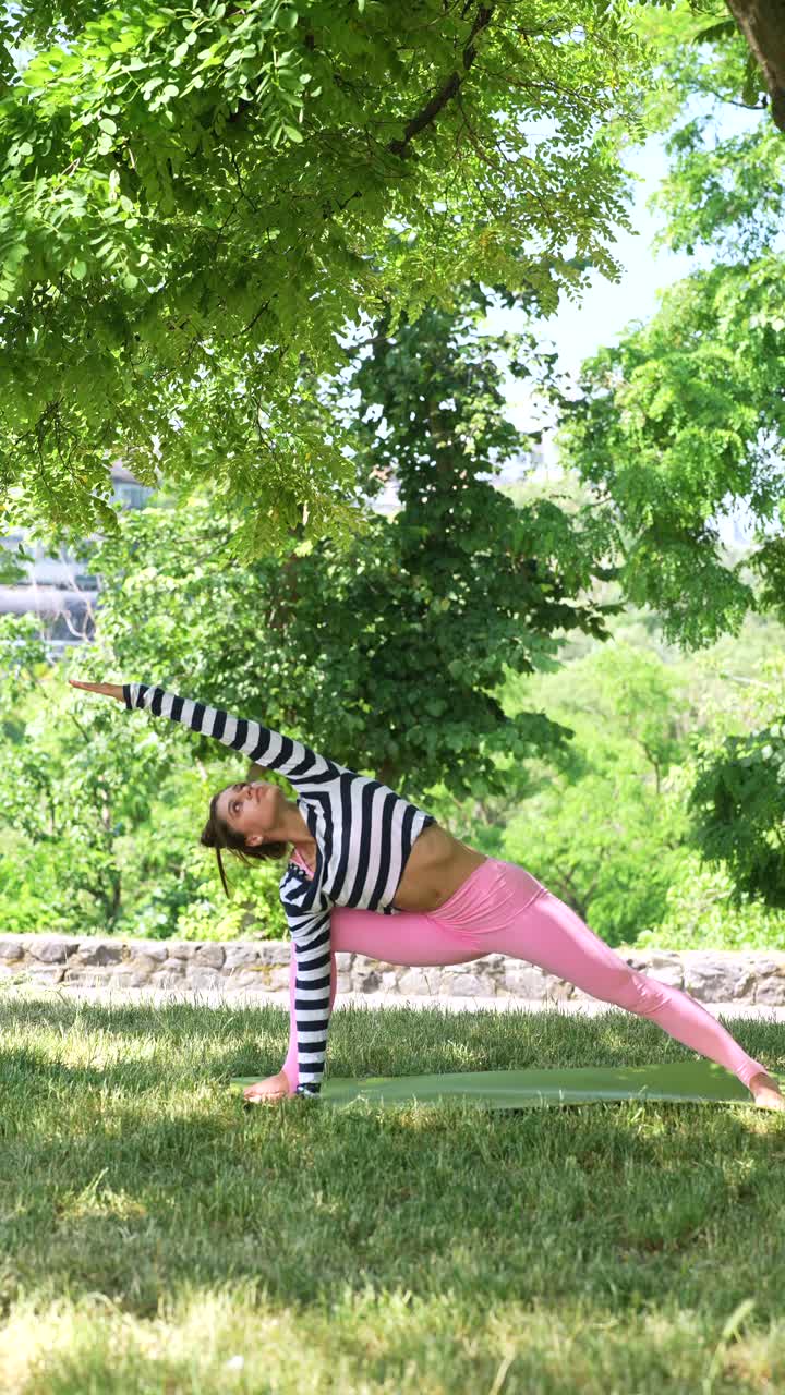 mujer practicando yoga al aire libre