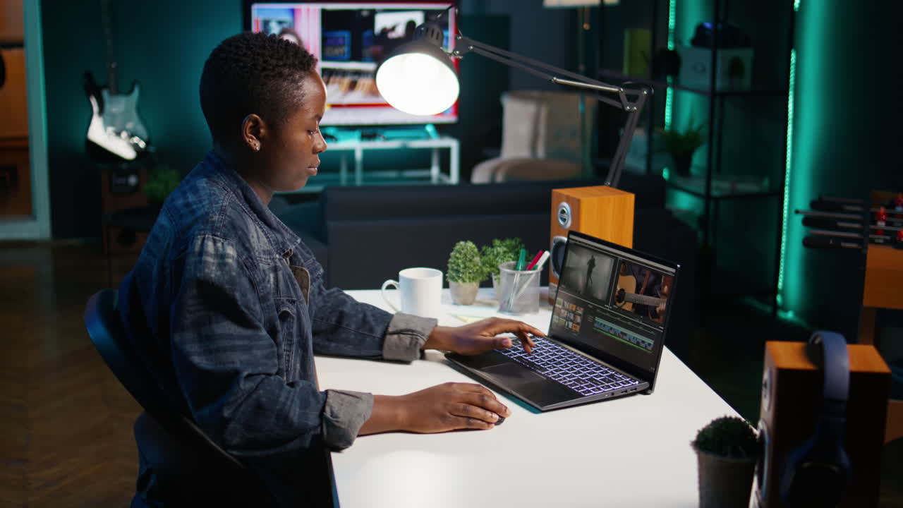 mujer editando video en casa