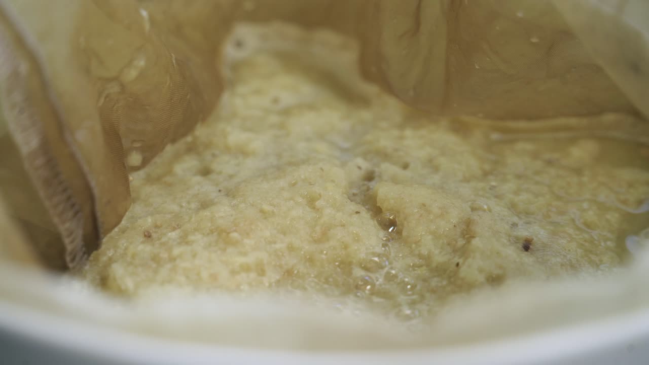 bonito primer plano de la pulpa de jengibre dentro de una bolsa de nueces mezclado vegano bebida saludable bebida valor medicinal