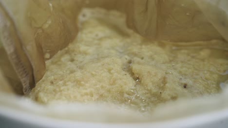 bonito primer plano de la pulpa de jengibre dentro de una bolsa de nueces mezclado vegano bebida saludable bebida valor medicinal