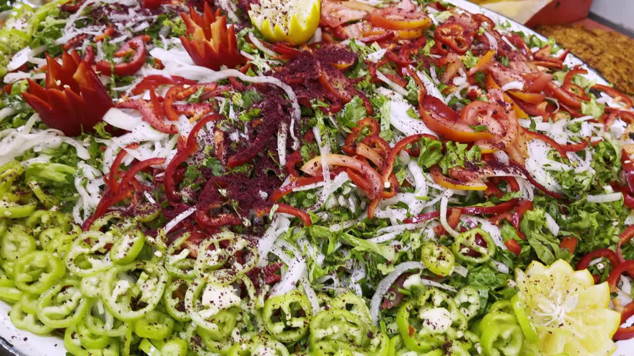 carne tradicional turca comida kebab de papel y una mezcla saludable de ensalada