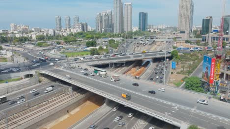 Paisaje-Urbano-De-Tel-Aviv-Y-Vista-Aérea-De-La-Autopista-Ayalon-Durante-El-Día,-Israel---órbita