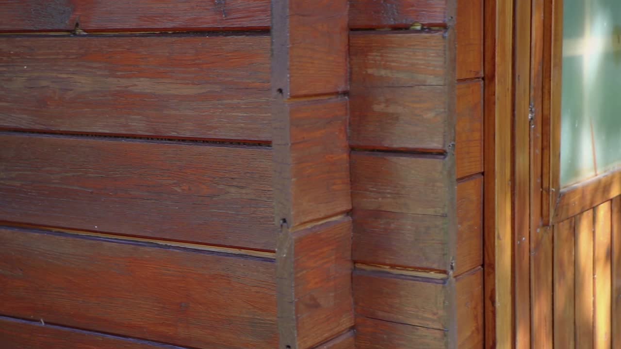 뒤뜰에 있는 헛간의 느린 팬