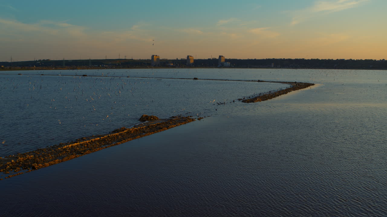 조용한 해변에서 저녁. 배경에 평화로운 해변과 함께 드론 유역 전망.