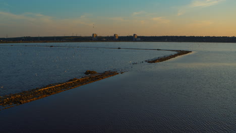 Tarde-En-Una-Playa-Tranquila.-Vista-Del-Estuario-De-Drones-Con-Una-Tranquila-Playa-Al-Fondo.