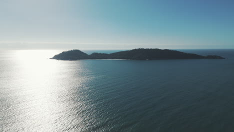 Panoramic-aerial-view-of-the-famous-and-beautiful-Campeche-Island-in-Florianopolis,-Brazil,-on-a-sunny-day