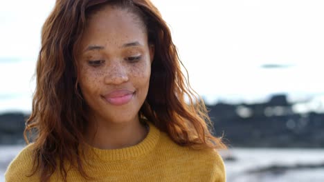 Mujer-Usando-Teléfono-Móvil-En-La-Playa-4k