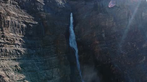Großer-Wasserfall,-Der-Mit-Herausziehendem-Nebel-Sprudelt