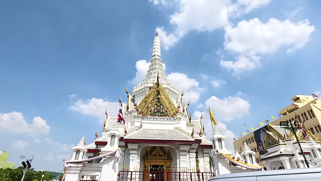 밝은 파란 하늘 아래의 방 시의 기둥 사원의 조용한 풍경, 복잡한 건축과 문화적 의미를 보여줍니다.
