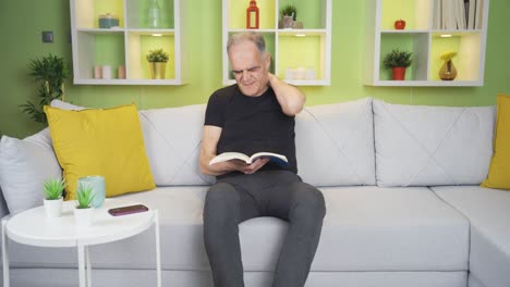 un anciano con la enfermedad de alzheimer.