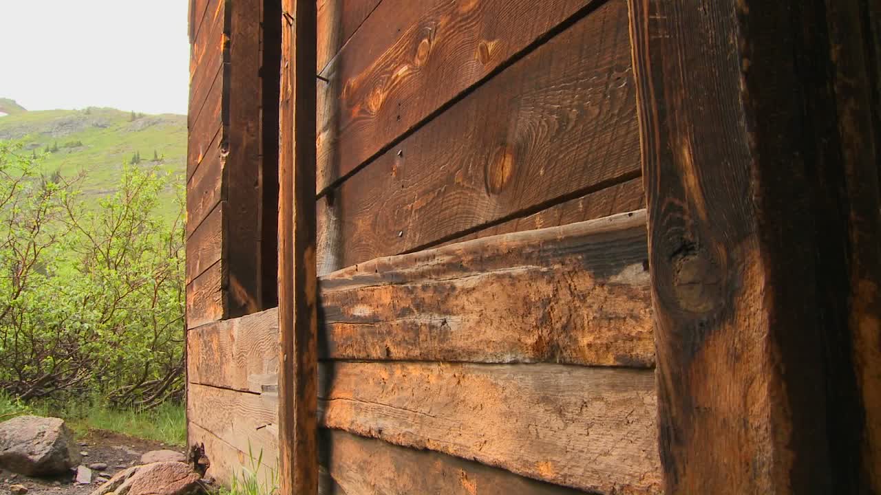 un travelling se traslada a una casa abandonada en un pueblo fantasma