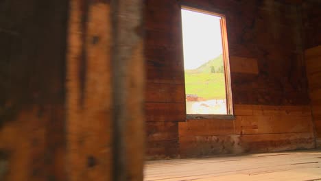 Un-Disparo-Que-Viaja-Se-Mueve-A-Una-Casa-Abandonada-En-Un-Pueblo-Fantasma