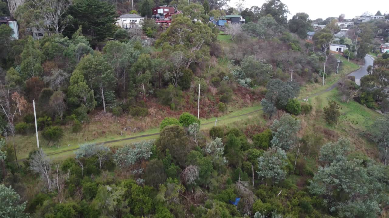드론이 산에 있는 작은 오스트레일리아 마을에 내려오고 있습니다.