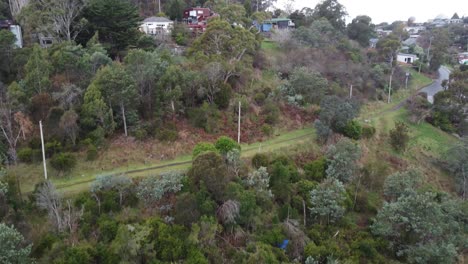 Drohne-Beim-Abstieg-In-Eine-Kleine-Australische-Stadt-In-Den-Bergen