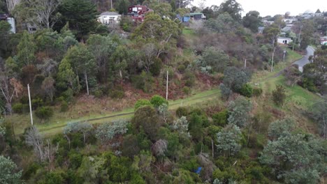drone descendiendo en una pequeña ciudad australiana en las montañas