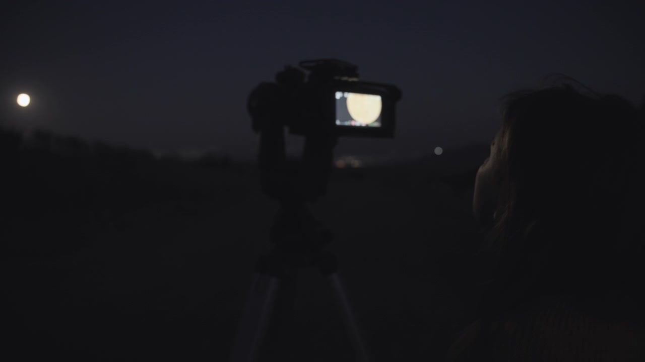 Vrouw fotografeert de maan
