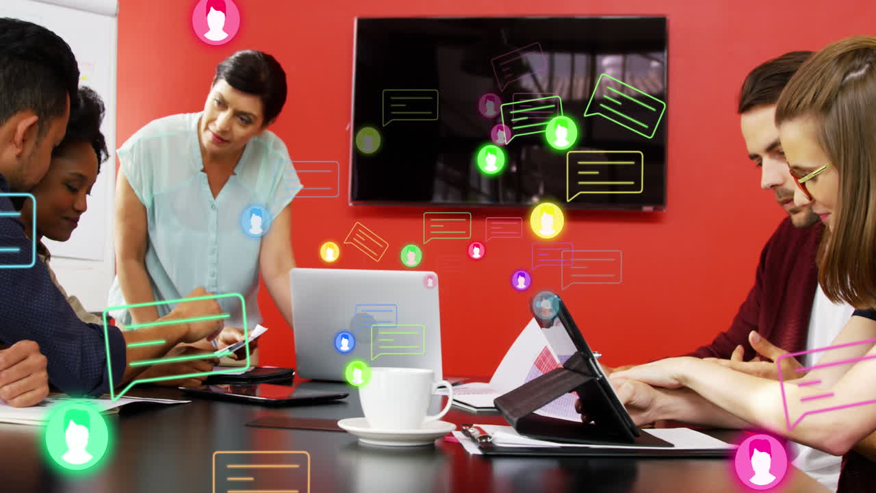 animación del icono del perfil y el cuadro de mensajes sobre diversos compañeros de trabajo compartiendo ideas en la oficina
