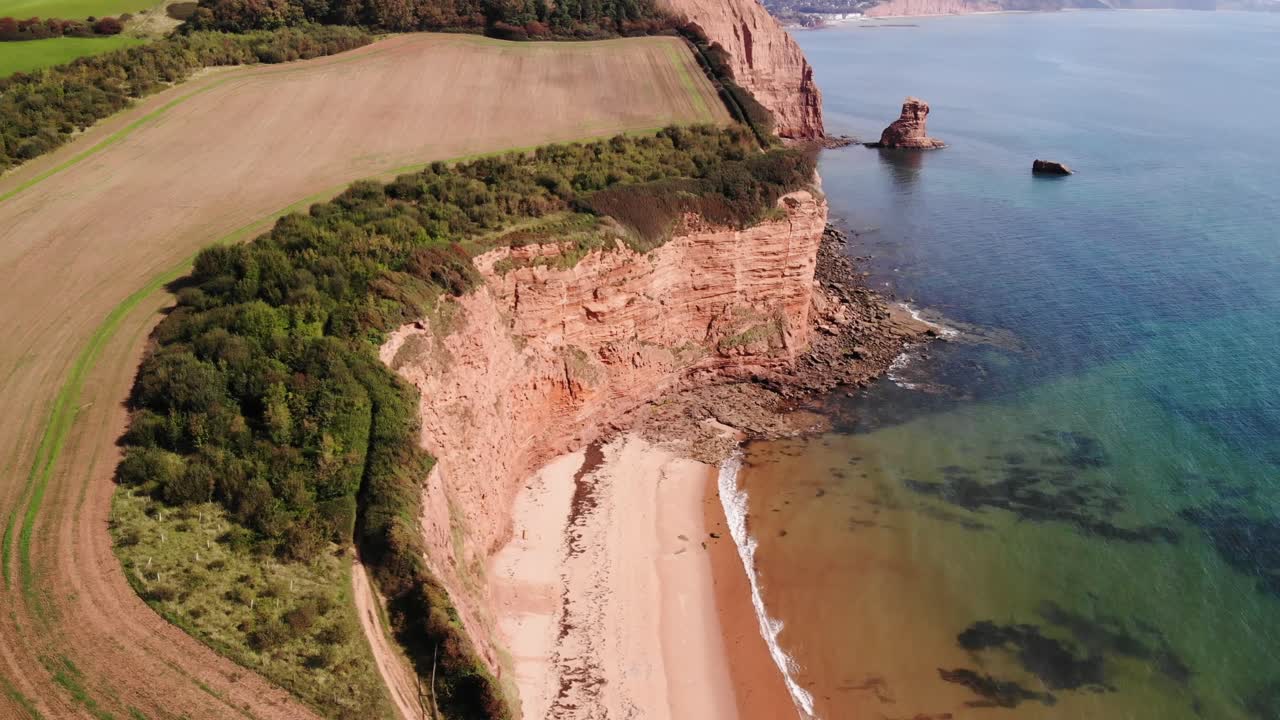 antena sobre playa vacía junto a acantilados costeros cerca de ladram bay