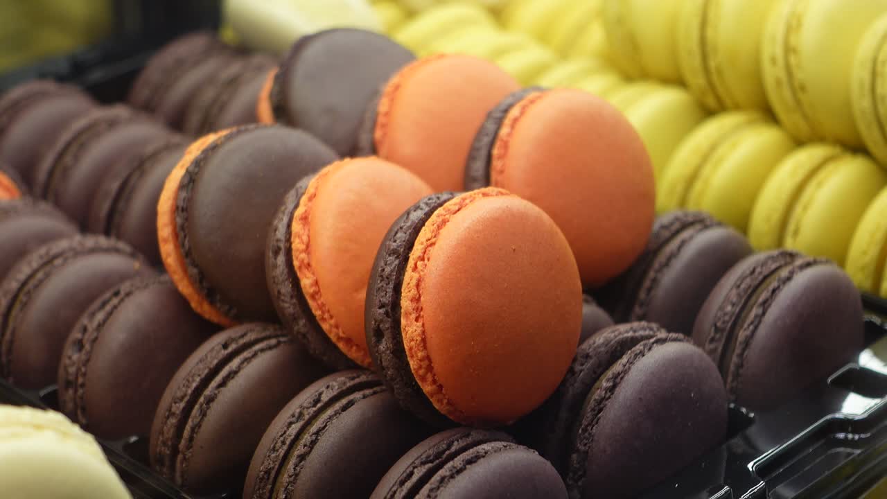 macarrones coloridos en una exhibición de panadería