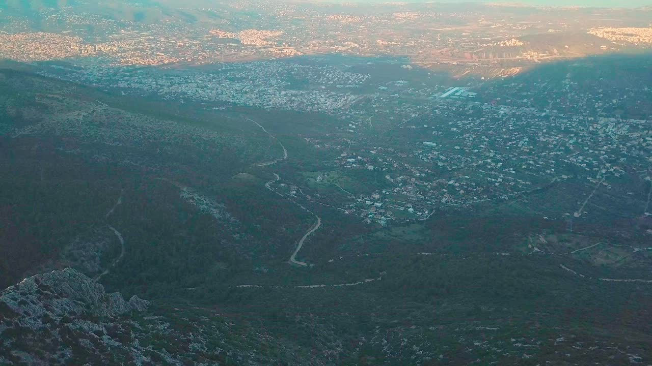 그리스 아테네 옆의 어두운 면에 있는 이미토스 산 위로 기중기