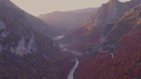 Grand-Tara-Valley-Mit-Magischem-Sonnenschein-In-Der-Goldenen-Stunde,-Luftaufnahme