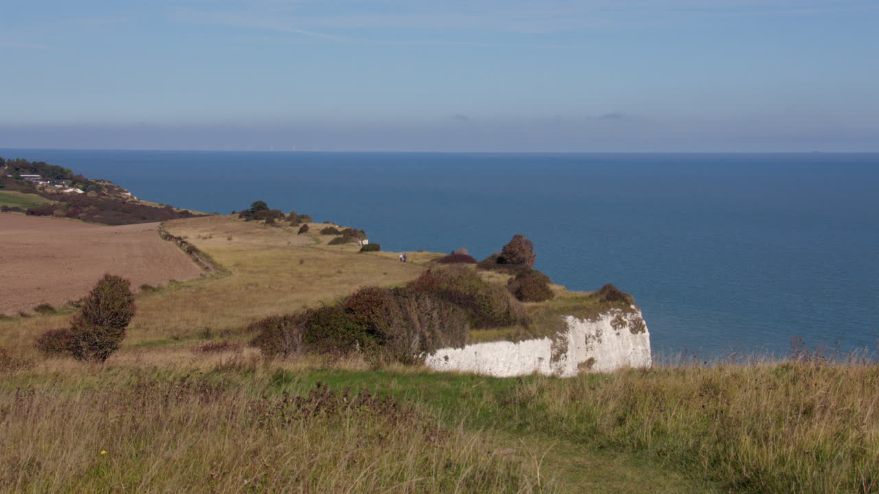 Vidvinkelbillede af de hvide klinter ved Dover ved Den Engelske Kanal